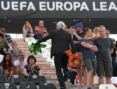 ΠΑΟΚ-Τσέλσι: Ο πρόεδρος των Λονδρέζων κερνάει πατατάκια στην Τούμπα! (φώτο)